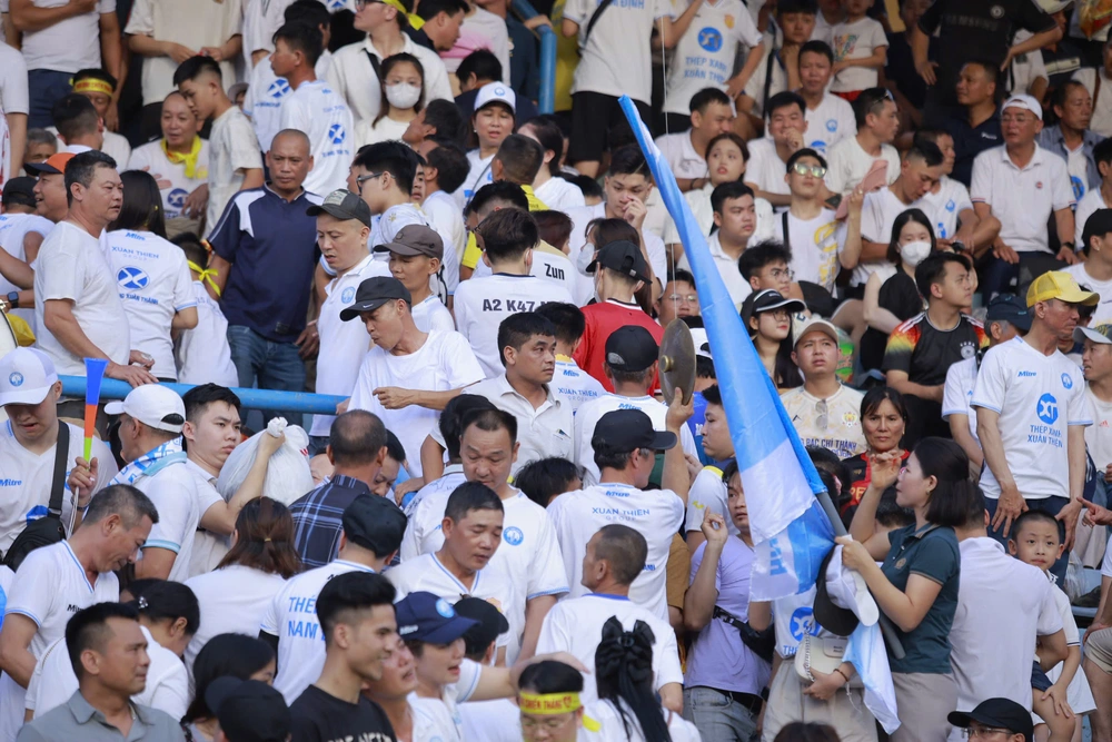 SVĐ Hàng Đẫy chật kín khản giả, trở thành 'chảo lửa' trong trận Hà Nội FC vs Nam Định - Ảnh 3. SVĐ Hàng Đẫy chật kín khản giả, trở thành 'chảo lửa' trong trận Hà Nội FC vs Nam Định - Ảnh 3.
