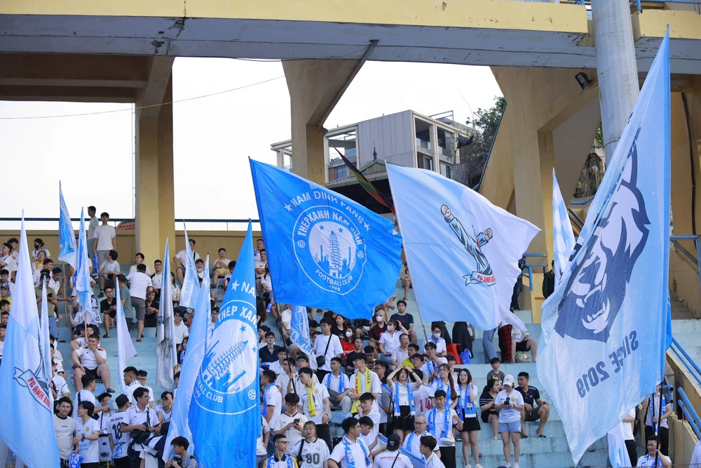 SVĐ Hàng Đẫy chật kín khản giả, trở thành 'chảo lửa' trong trận Hà Nội FC vs Nam Định - Ảnh 4. SVĐ Hàng Đẫy chật kín khản giả, trở thành 'chảo lửa' trong trận Hà Nội FC vs Nam Định - Ảnh 4.