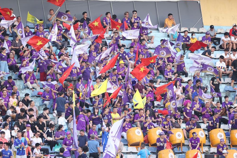 SVĐ Hàng Đẫy chật kín khản giả, trở thành 'chảo lửa' trong trận Hà Nội FC vs Nam Định - Ảnh 8. SVĐ Hàng Đẫy chật kín khản giả, trở thành 'chảo lửa' trong trận Hà Nội FC vs Nam Định - Ảnh 8.