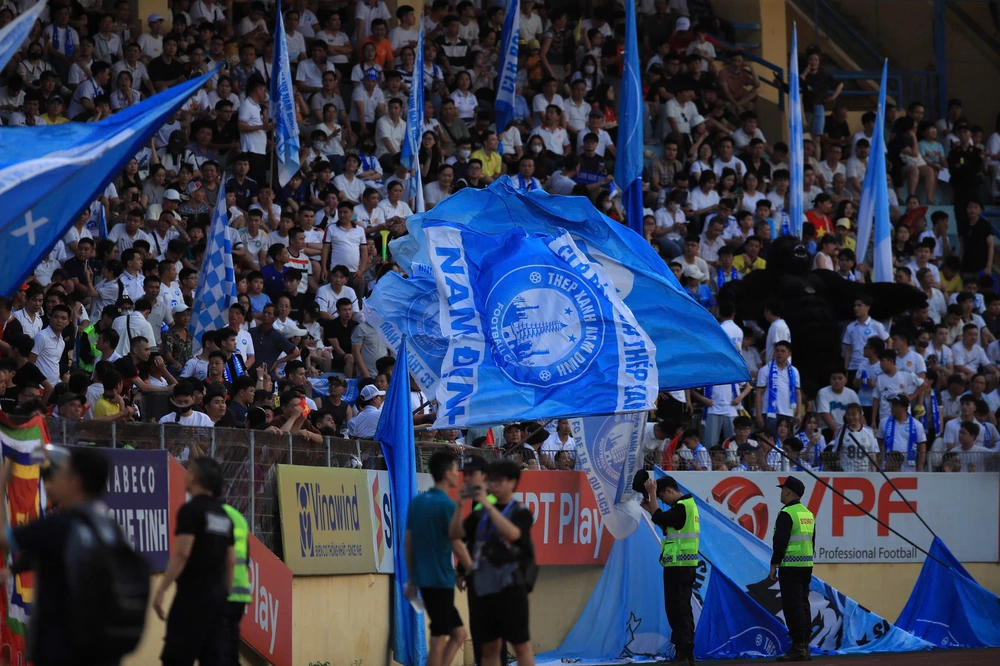 SVĐ Hàng Đẫy chật kín khản giả, trở thành 'chảo lửa' trong trận Hà Nội FC vs Nam Định - Ảnh 5. SVĐ Hàng Đẫy chật kín khản giả, trở thành 'chảo lửa' trong trận Hà Nội FC vs Nam Định - Ảnh 5.
