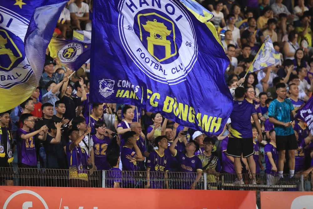 SVĐ Hàng Đẫy chật kín khản giả, trở thành 'chảo lửa' trong trận Hà Nội FC vs Nam Định - Ảnh 6. SVĐ Hàng Đẫy chật kín khản giả, trở thành 'chảo lửa' trong trận Hà Nội FC vs Nam Định - Ảnh 6.