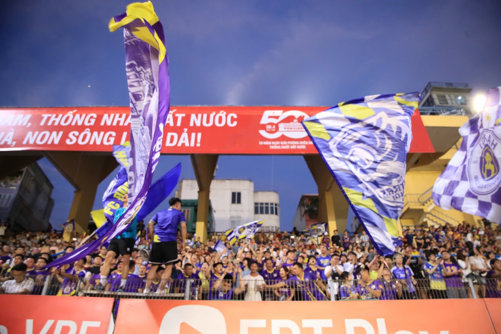 SVĐ Hàng Đẫy chật kín khản giả, trở thành 'chảo lửa' trong trận Hà Nội FC vs Nam Định - Ảnh 9. SVĐ Hàng Đẫy chật kín khản giả, trở thành 'chảo lửa' trong trận Hà Nội FC vs Nam Định - Ảnh 9.