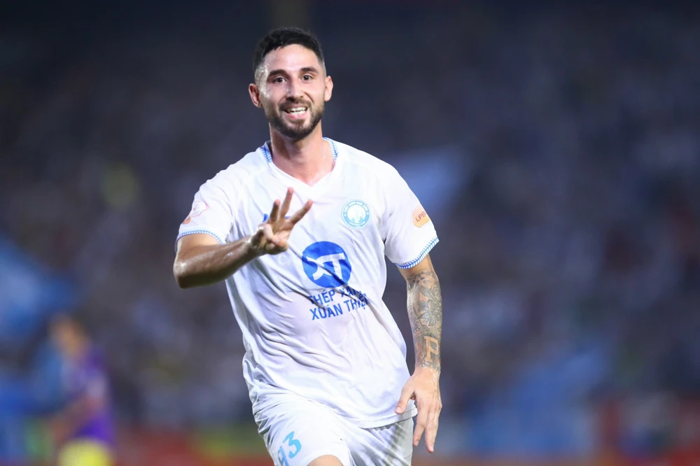 HLV Kim Sang Sik chứng kiến sao Việt kiều ghi bàn, đội bóng 6 lần vô địch V-League thua chóng vánh ngay hiệp 1 - Ảnh 2.