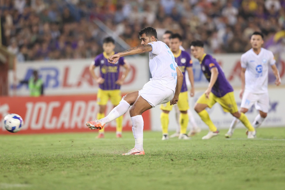 HLV Kim Sang Sik chứng kiến sao Việt kiều ghi bàn, đội bóng 6 lần vô địch V-League thua chóng vánh ngay hiệp 1 - Ảnh 4.