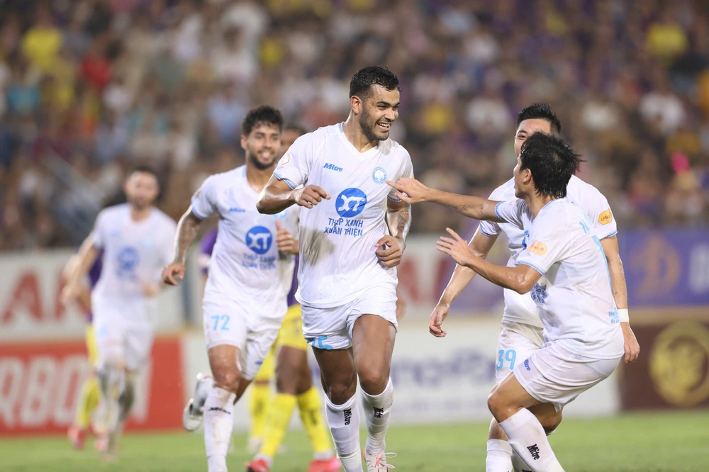 HLV Kim Sang Sik chứng kiến sao Việt kiều ghi bàn, đội bóng 6 lần vô địch V-League thua chóng vánh ngay hiệp 1 - Ảnh 5.