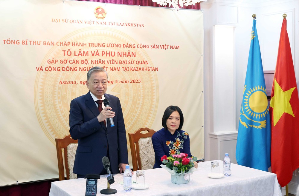 Tổng Bí thư Tô Lâm gặp gỡ cán bộ Đại sứ quán và cộng đồng người Việt Nam tại Kazakhstan - Ảnh 3.