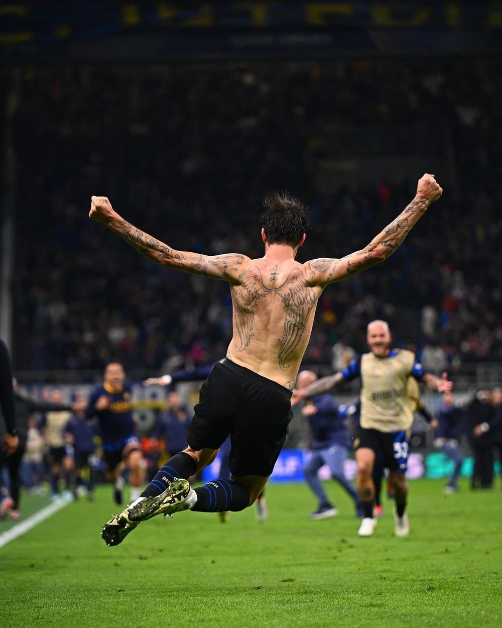 Francesco Acerbi: Ngày 'đôi cánh thiên thần' được phép tung bay - Ảnh 2. Francesco Acerbi: Ngày 'đôi cánh thiên thần' được phép tung bay - Ảnh 2.