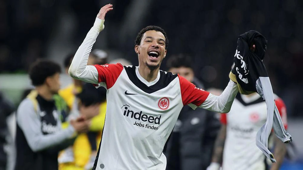 Tin chuyển nhượng hôm nay 5/5: Arsenal - Liverpool giành bom tấn 100 triệu euro; MU sẵn sàng cho mượn Antony lần nữa - Ảnh 1. Phong độ ấn tượng khiến Hugo Ekitike được cả Arsenal và Liverpool săn đón