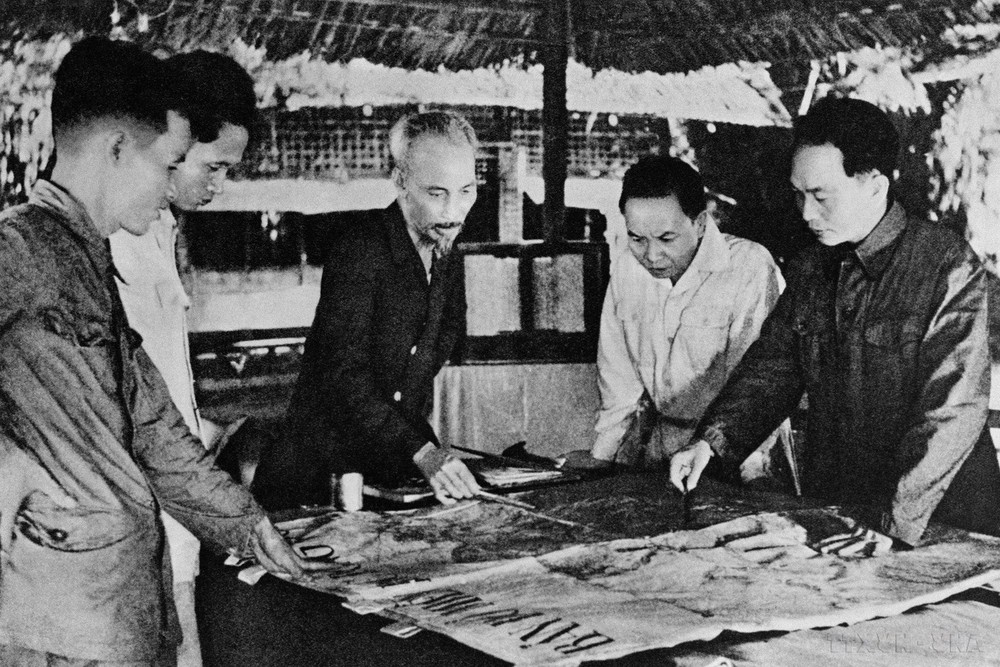 “Chín năm làm một Điện Biên, nên vành hoa đỏ, nên thiên sử vàng” - Ảnh 1. “Chín năm làm một Điện Biên, nên vành hoa đỏ, nên thiên sử vàng” - Ảnh 1.
