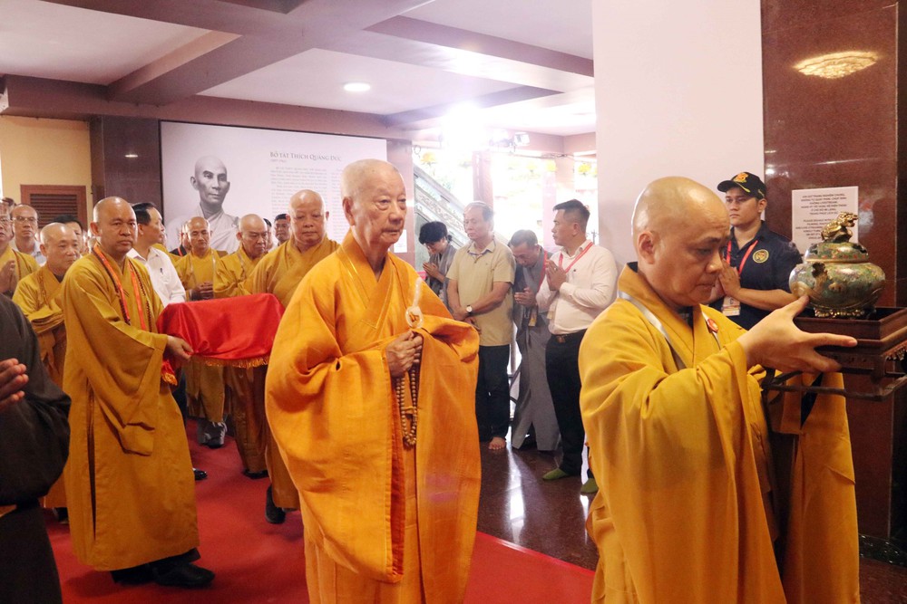Hàng ngàn người chiêm bái xá lợi trái tim Bồ tát Thích Quảng Đức - Ảnh 2. Hàng ngàn người chiêm bái xá lợi trái tim Bồ tát Thích Quảng Đức - Ảnh 2.