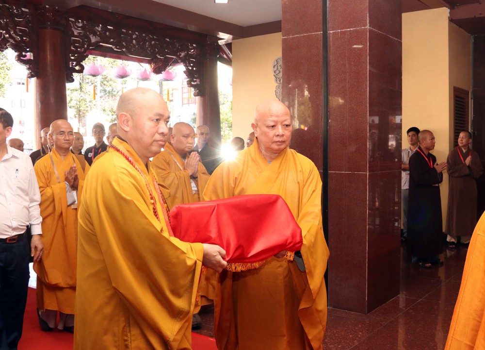 Hàng ngàn người chiêm bái xá lợi trái tim Bồ tát Thích Quảng Đức - Ảnh 1. Hàng ngàn người chiêm bái xá lợi trái tim Bồ tát Thích Quảng Đức - Ảnh 1.