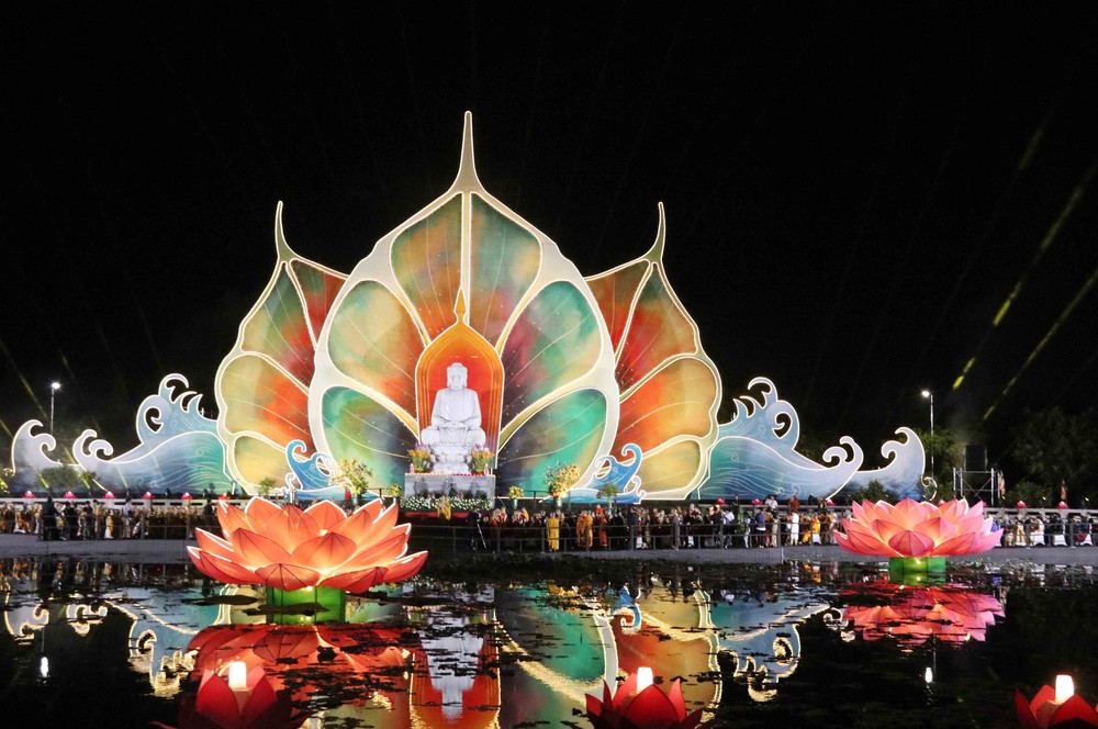 Hơn 10.000 người tham gia lễ thắp nến cầu hòa bình Đại lễ Vesak 2025 - Ảnh 1. Hơn 10.000 người tham gia lễ thắp nến cầu hòa bình Đại lễ Vesak 2025 - Ảnh 1.