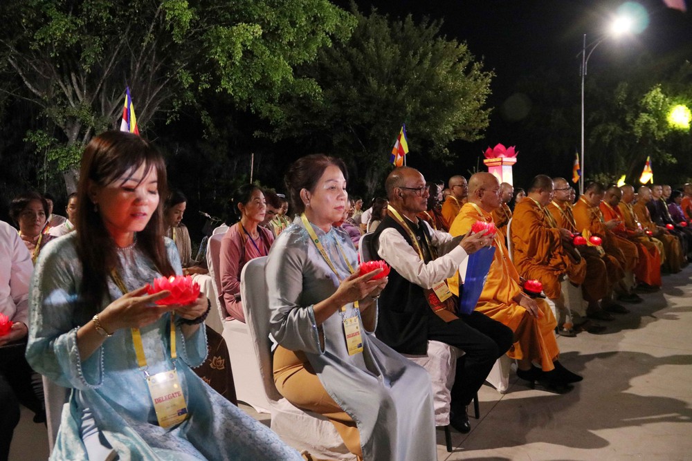 Hơn 10.000 người tham gia lễ thắp nến cầu hòa bình Đại lễ Vesak 2025 - Ảnh 6. Hơn 10.000 người tham gia lễ thắp nến cầu hòa bình Đại lễ Vesak 2025 - Ảnh 6.