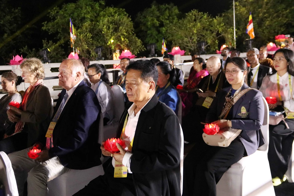 Hơn 10.000 người tham gia lễ thắp nến cầu hòa bình Đại lễ Vesak 2025 - Ảnh 5. Hơn 10.000 người tham gia lễ thắp nến cầu hòa bình Đại lễ Vesak 2025 - Ảnh 5.