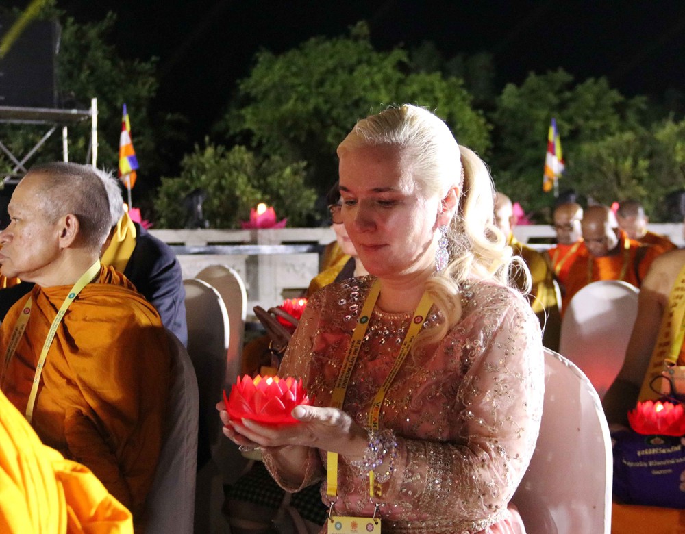Hơn 10.000 người tham gia lễ thắp nến cầu hòa bình Đại lễ Vesak 2025 - Ảnh 7. Hơn 10.000 người tham gia lễ thắp nến cầu hòa bình Đại lễ Vesak 2025 - Ảnh 7.