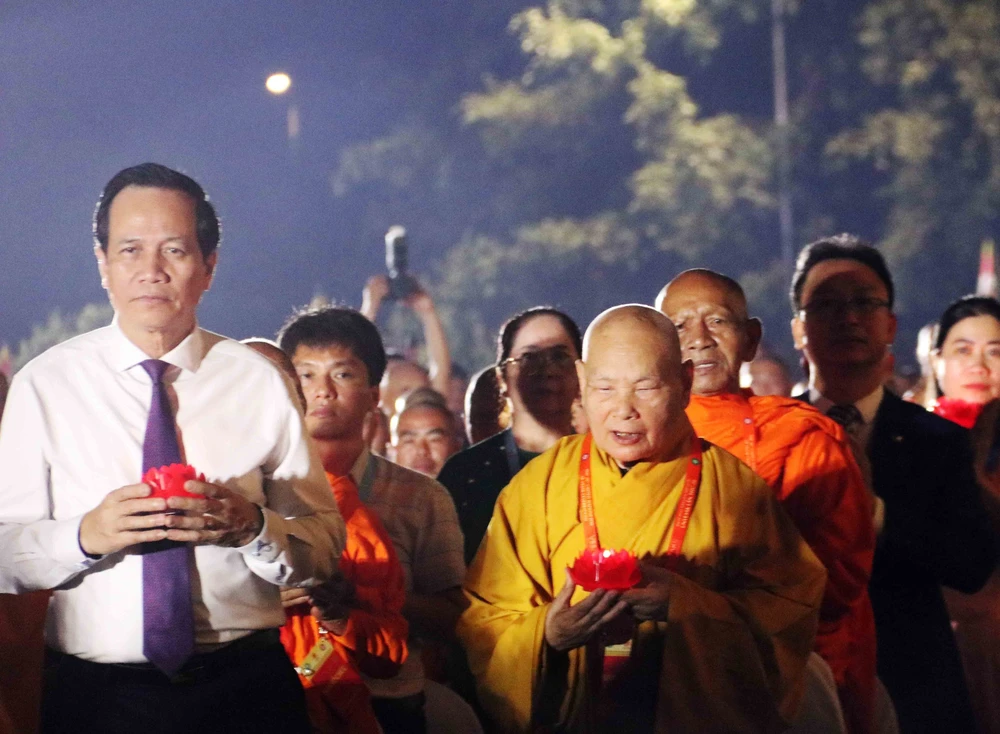 Hơn 10.000 người tham gia lễ thắp nến cầu hòa bình Đại lễ Vesak 2025 - Ảnh 2. Hơn 10.000 người tham gia lễ thắp nến cầu hòa bình Đại lễ Vesak 2025 - Ảnh 2.