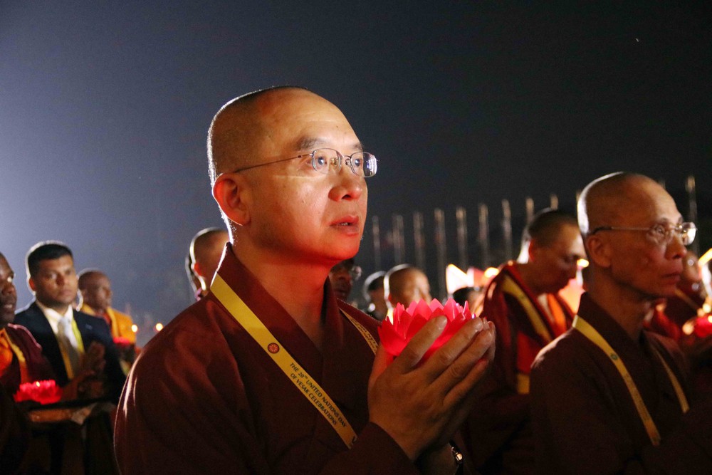 Hơn 10.000 người tham gia lễ thắp nến cầu hòa bình Đại lễ Vesak 2025 - Ảnh 4. Hơn 10.000 người tham gia lễ thắp nến cầu hòa bình Đại lễ Vesak 2025 - Ảnh 4.