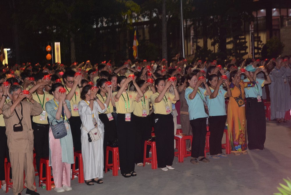 Hơn 10.000 người tham gia lễ thắp nến cầu hòa bình Đại lễ Vesak 2025 - Ảnh 10. Hơn 10.000 người tham gia lễ thắp nến cầu hòa bình Đại lễ Vesak 2025 - Ảnh 10.