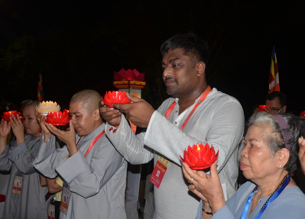 Hơn 10.000 người tham gia lễ thắp nến cầu hòa bình Đại lễ Vesak 2025 - Ảnh 9. Hơn 10.000 người tham gia lễ thắp nến cầu hòa bình Đại lễ Vesak 2025 - Ảnh 9.