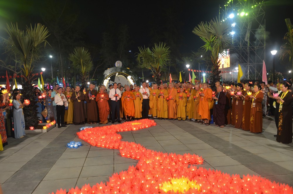 Hơn 10.000 người tham gia lễ thắp nến cầu hòa bình Đại lễ Vesak 2025 - Ảnh 4. Hơn 10.000 người tham gia lễ thắp nến cầu hòa bình Đại lễ Vesak 2025 - Ảnh 4.