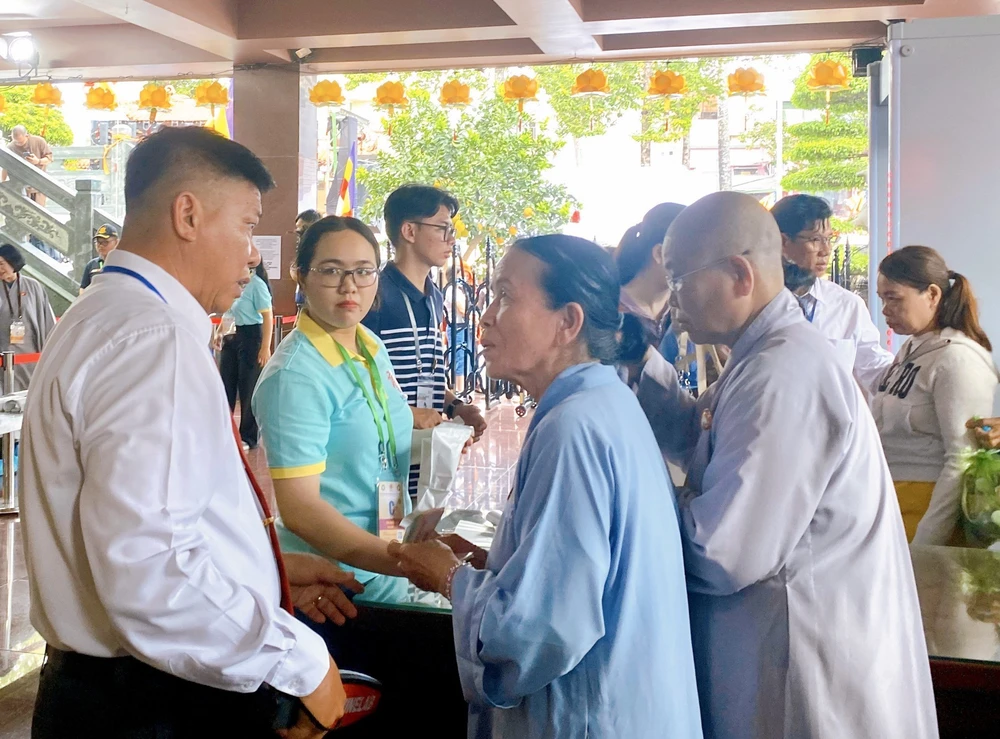Hàng ngàn người chiêm bái xá lợi trái tim Bồ tát Thích Quảng Đức - Ảnh 5. Hàng ngàn người chiêm bái xá lợi trái tim Bồ tát Thích Quảng Đức - Ảnh 5.