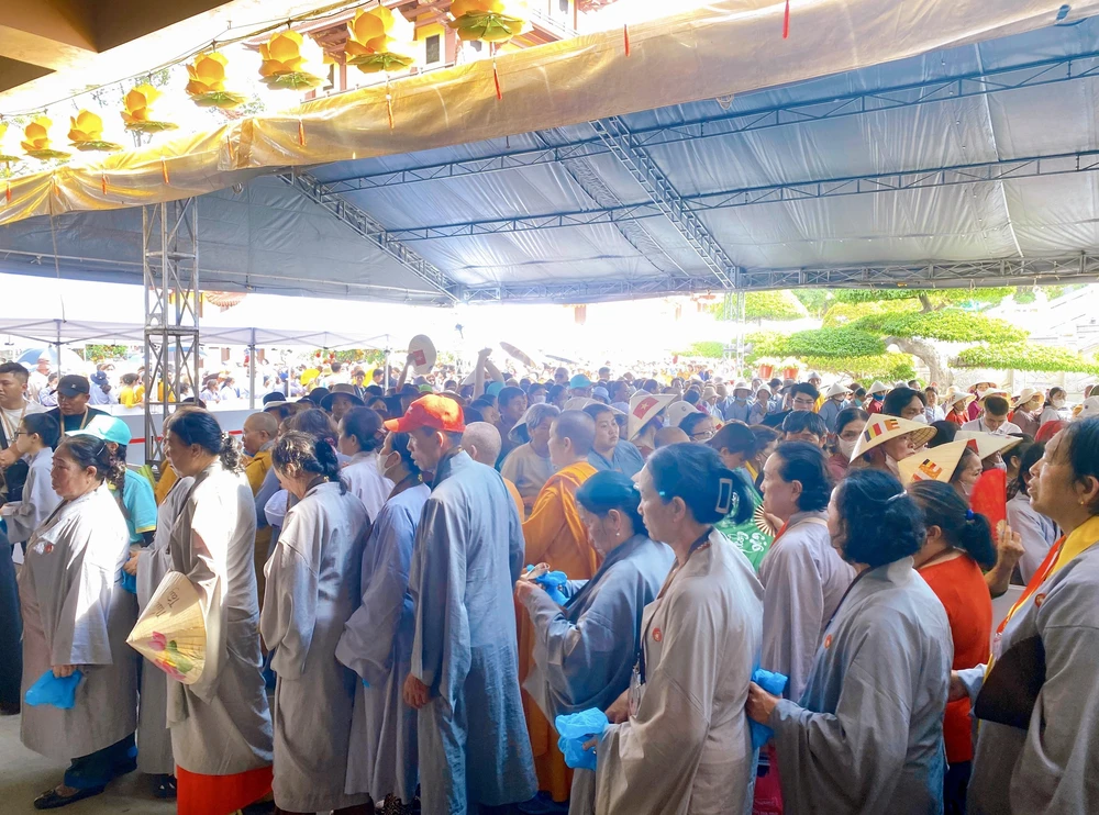Hàng ngàn người chiêm bái xá lợi trái tim Bồ tát Thích Quảng Đức - Ảnh 6. Hàng ngàn người chiêm bái xá lợi trái tim Bồ tát Thích Quảng Đức - Ảnh 6.