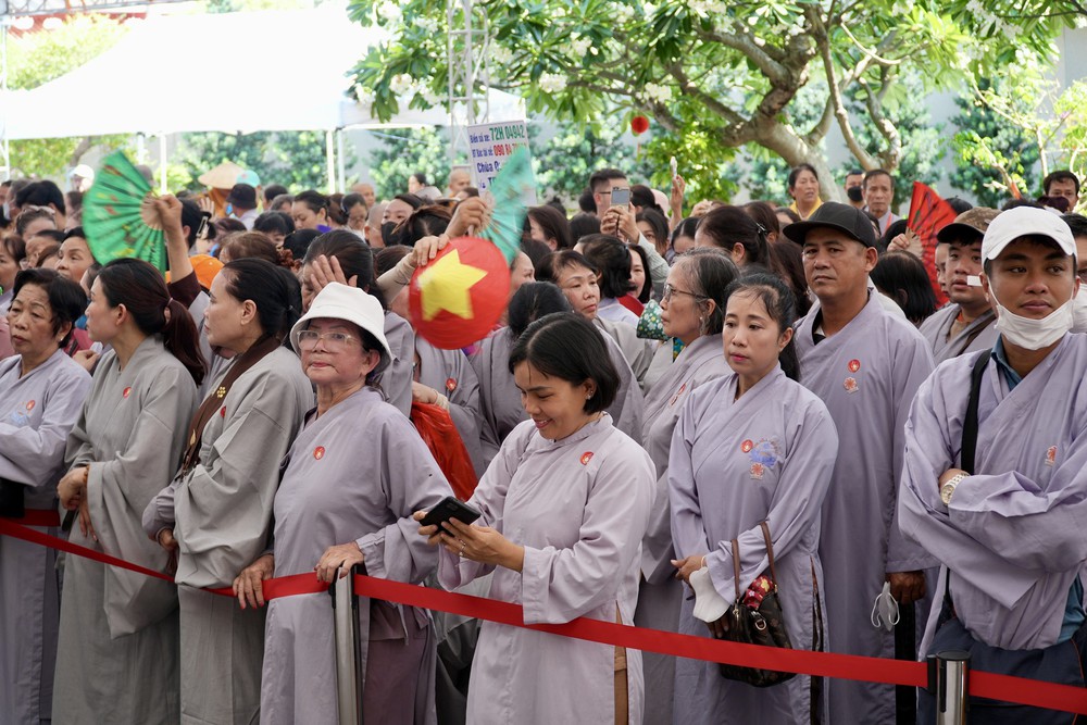 Hàng ngàn người chiêm bái xá lợi trái tim Bồ tát Thích Quảng Đức - Ảnh 4. Hàng ngàn người chiêm bái xá lợi trái tim Bồ tát Thích Quảng Đức - Ảnh 4.