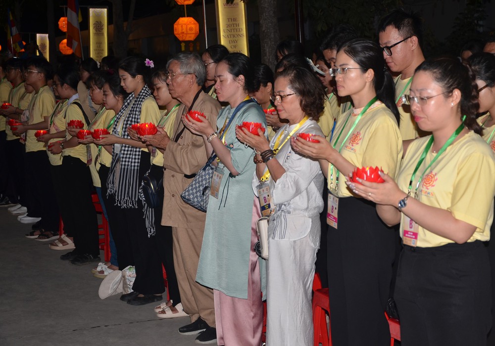 Hơn 10.000 người tham gia lễ thắp nến cầu hòa bình Đại lễ Vesak 2025 - Ảnh 11. Hơn 10.000 người tham gia lễ thắp nến cầu hòa bình Đại lễ Vesak 2025 - Ảnh 11.
