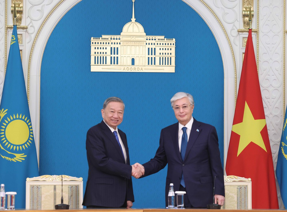 Tổng Bí thư Tô Lâm và Tổng thống Kazakhstan chứng kiến lễ trao các văn kiện hợp tác - Ảnh 1. Tổng Bí thư Tô Lâm và Tổng thống Kazakhstan chứng kiến lễ trao các văn kiện hợp tác - Ảnh 1.