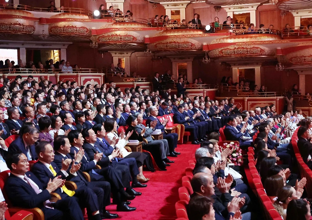 Tổng Bí thư Tô Lâm và Phu nhân dự hòa nhạc hữu nghị Việt Nam - Kazakhstan - Ảnh 8. Tổng Bí thư Tô Lâm và Phu nhân dự hòa nhạc hữu nghị Việt Nam - Kazakhstan - Ảnh 8.