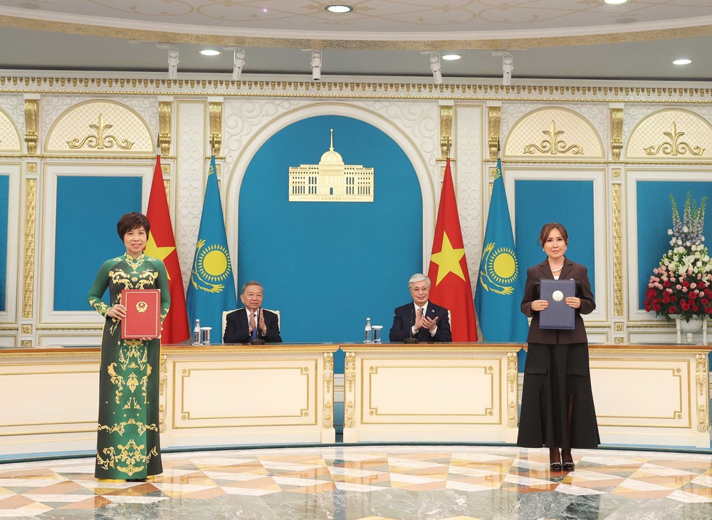 Tổng Bí thư Tô Lâm và Tổng thống Kazakhstan chứng kiến lễ trao các văn kiện hợp tác - Ảnh 2. Tổng Bí thư Tô Lâm và Tổng thống Kazakhstan chứng kiến lễ trao các văn kiện hợp tác - Ảnh 2.