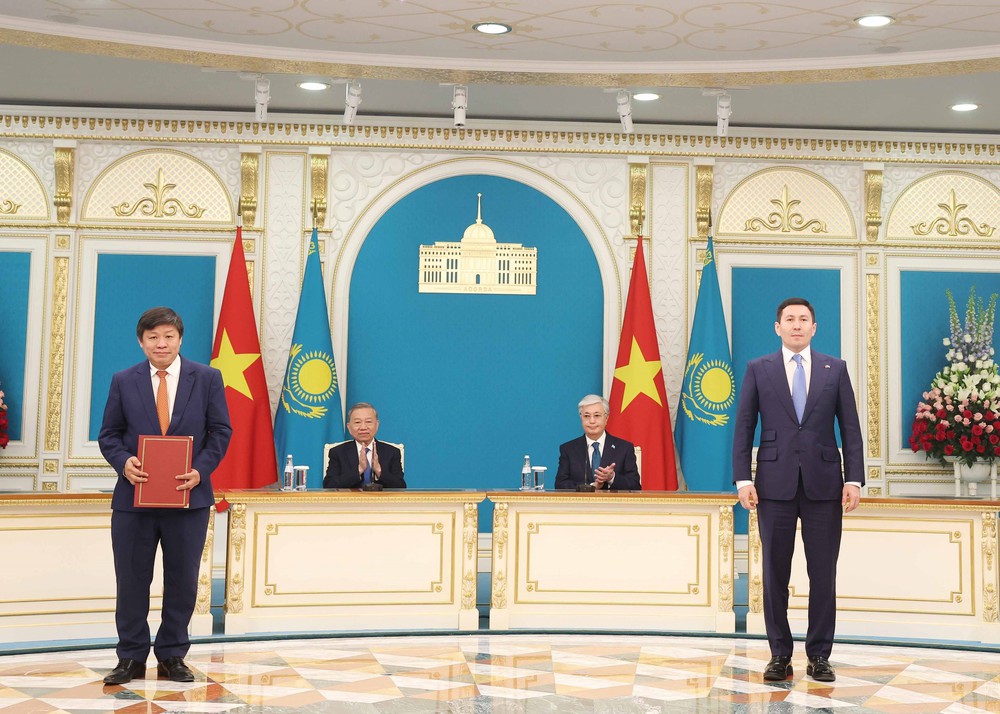 Tổng Bí thư Tô Lâm và Tổng thống Kazakhstan chứng kiến lễ trao các văn kiện hợp tác - Ảnh 5. Tổng Bí thư Tô Lâm và Tổng thống Kazakhstan chứng kiến lễ trao các văn kiện hợp tác - Ảnh 5.
