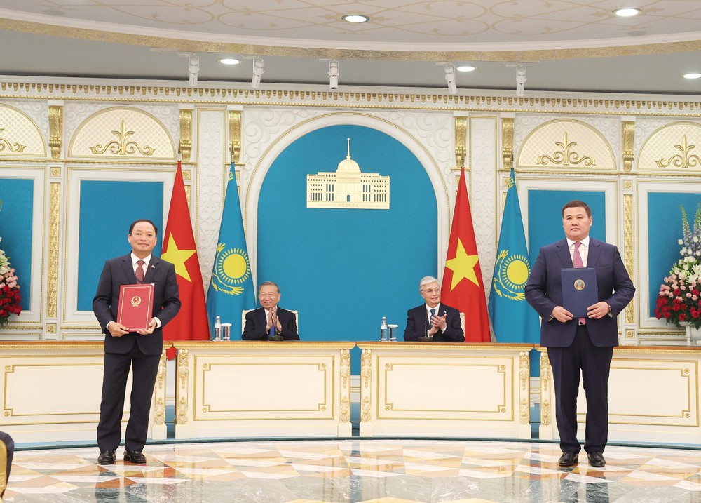 Tổng Bí thư Tô Lâm và Tổng thống Kazakhstan chứng kiến lễ trao các văn kiện hợp tác - Ảnh 4. Tổng Bí thư Tô Lâm và Tổng thống Kazakhstan chứng kiến lễ trao các văn kiện hợp tác - Ảnh 4.