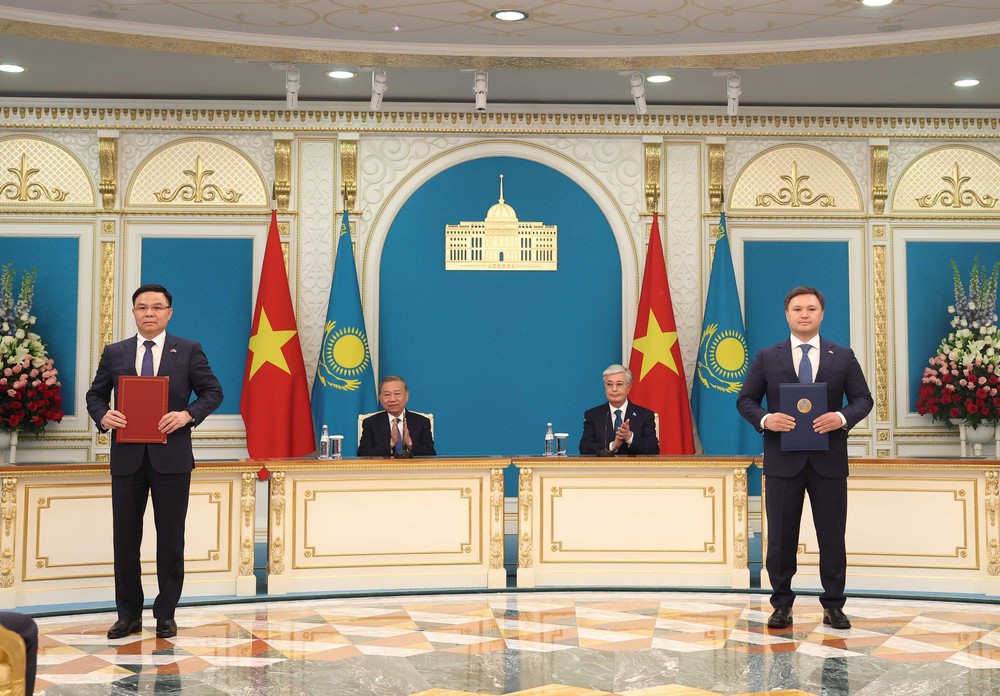 Tổng Bí thư Tô Lâm và Tổng thống Kazakhstan chứng kiến lễ trao các văn kiện hợp tác - Ảnh 3. Tổng Bí thư Tô Lâm và Tổng thống Kazakhstan chứng kiến lễ trao các văn kiện hợp tác - Ảnh 3.