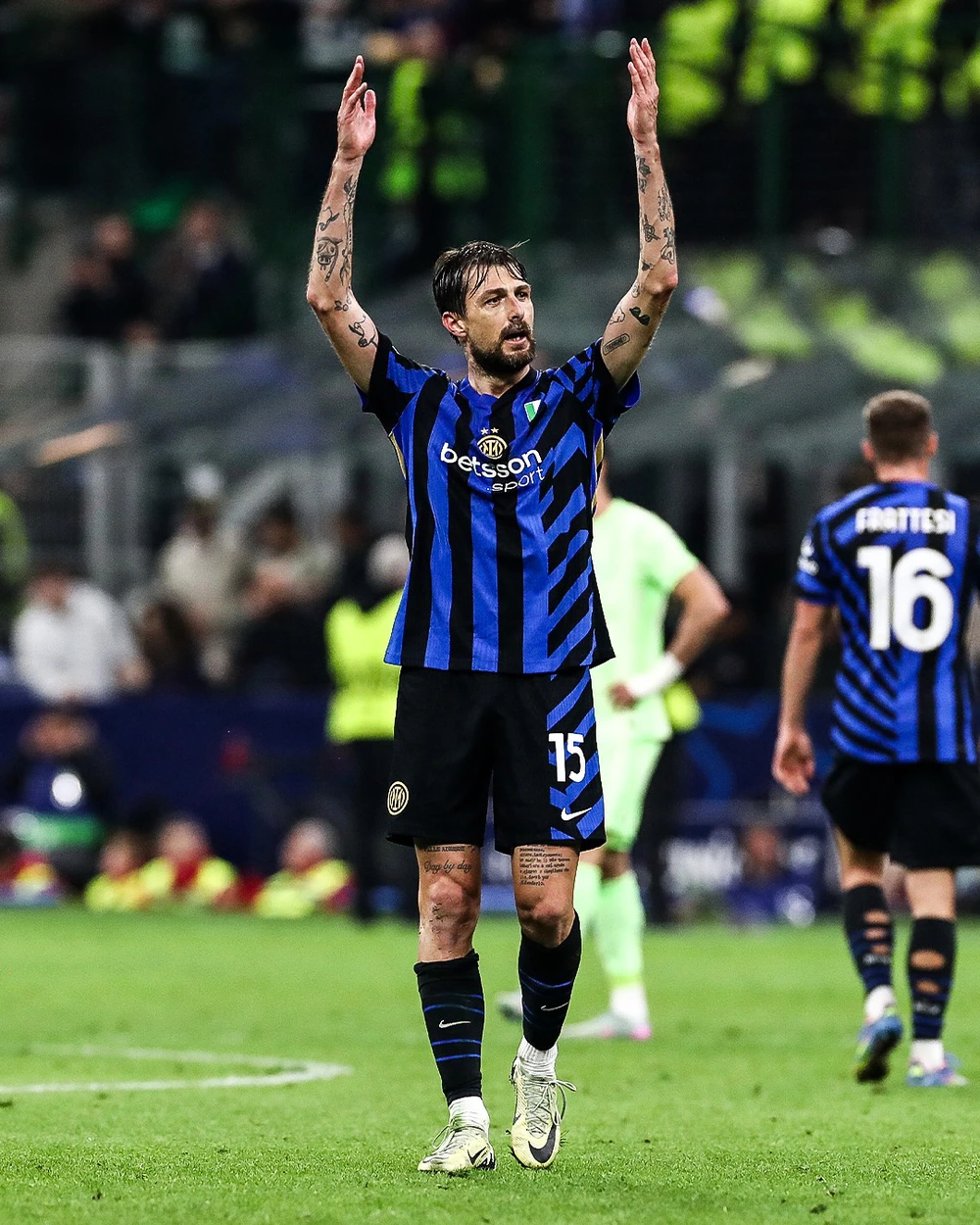 Francesco Acerbi: Ngày 'đôi cánh thiên thần' được phép tung bay - Ảnh 4. Francesco Acerbi: Ngày 'đôi cánh thiên thần' được phép tung bay - Ảnh 4.