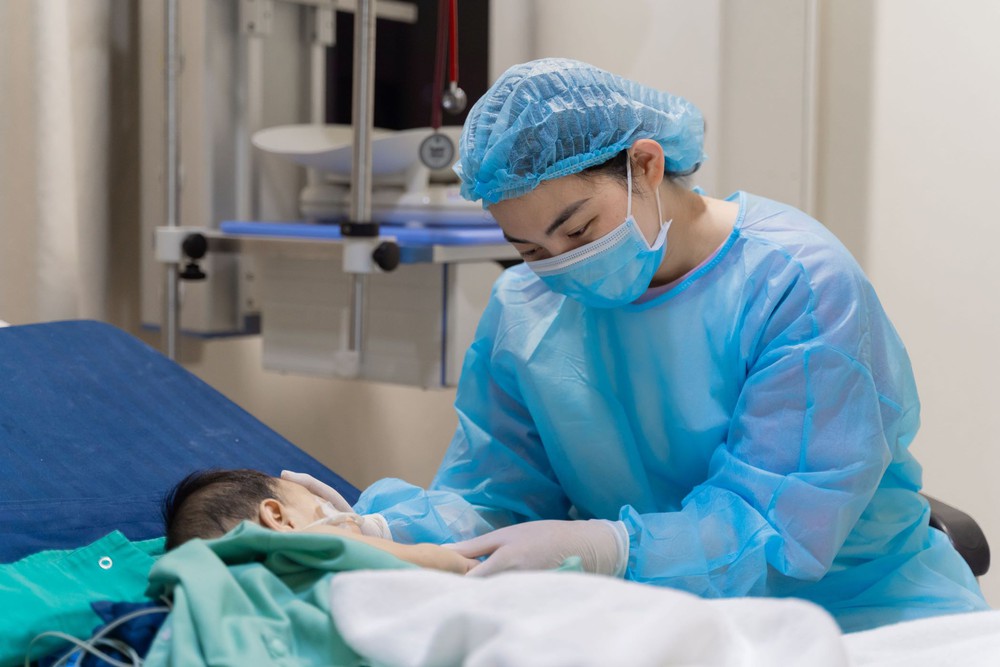Vinmec ghép gan thành công cho bệnh nhi 8 tháng tuổi từ người hiến chết não - Ảnh 4. Vinmec ghép gan thành công cho bệnh nhi 8 tháng tuổi từ người hiến chết não - Ảnh 4.