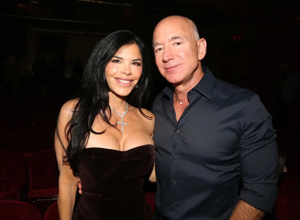 Đám cưới tỷ phú Jeff Bezos: Siêu sao Lady Gaga và Elton John sẽ biểu diễn tại lễ cưới sang trọng? - Ảnh 5. Đám cưới tỷ phú Jeff Bezos: Siêu sao Lady Gaga và Elton John sẽ biểu diễn tại lễ cưới sang trọng? - Ảnh 5.