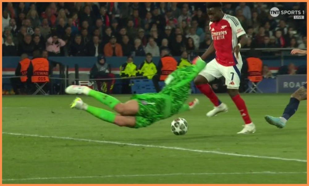 ‘Saka sẽ mất ngủ vài đêm vì bỏ lỡ cơ hội gỡ hòa mười mươi trước PSG’ - Ảnh 1.