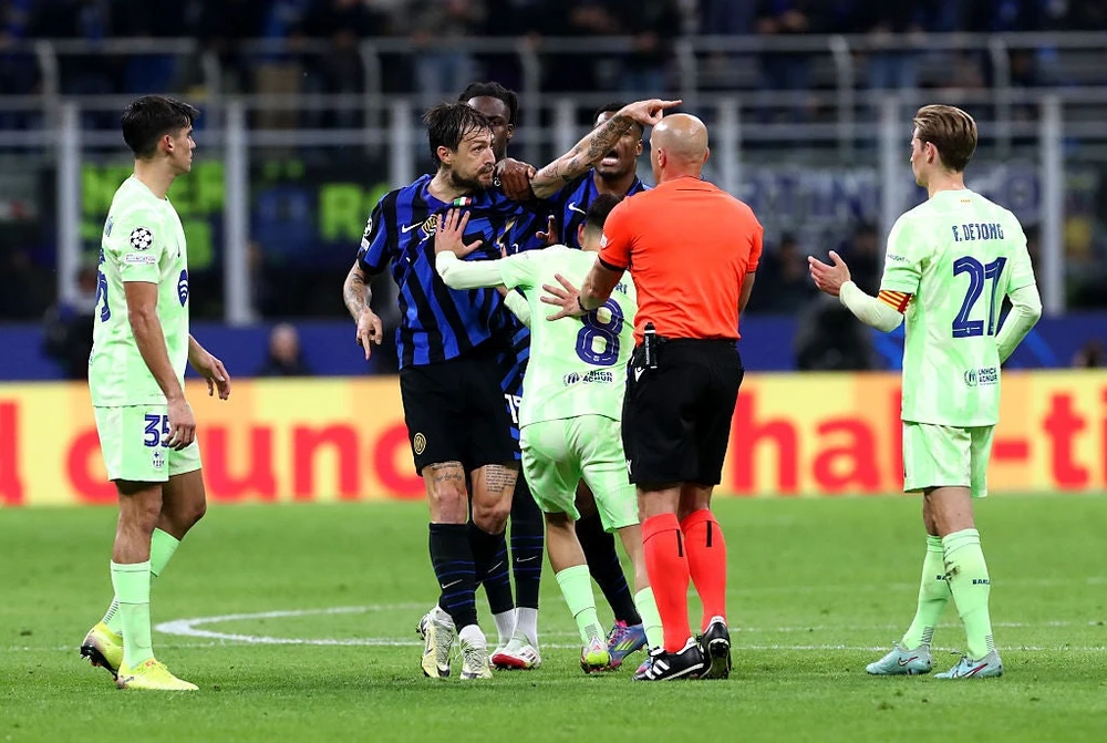Hậu vệ Barca thoát thẻ đỏ khi nhổ nước bọt vào cầu thủ Inter - Ảnh 2. Hậu vệ Barca thoát thẻ đỏ khi nhổ nước bọt vào cầu thủ Inter - Ảnh 2.