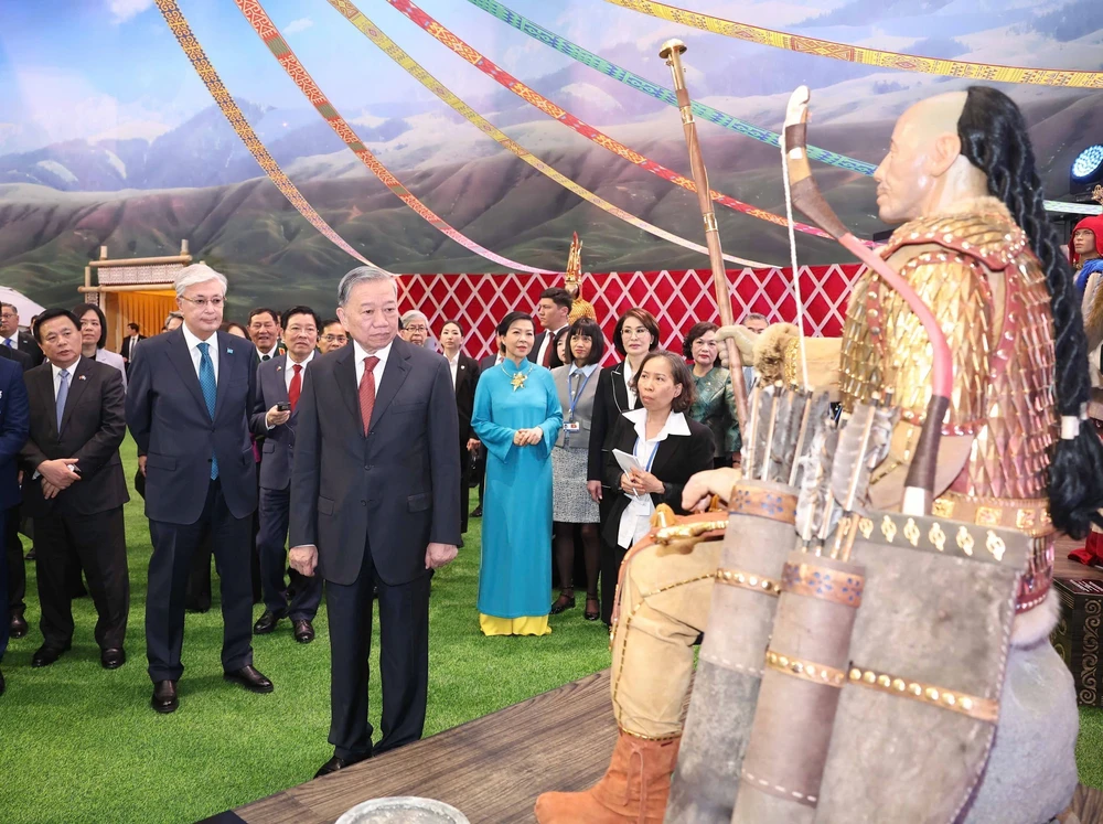 Tổng Bí thư Tô Lâm tham quan Làng Văn hoá Dân tộc Kazakhstan - Ảnh 4. Tổng Bí thư Tô Lâm tham quan Làng Văn hoá Dân tộc Kazakhstan - Ảnh 4.