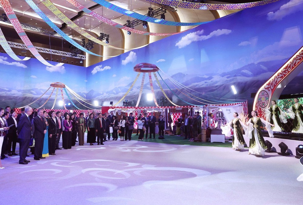 Tổng Bí thư Tô Lâm tham quan Làng Văn hoá Dân tộc Kazakhstan - Ảnh 7. Tổng Bí thư Tô Lâm tham quan Làng Văn hoá Dân tộc Kazakhstan - Ảnh 7.