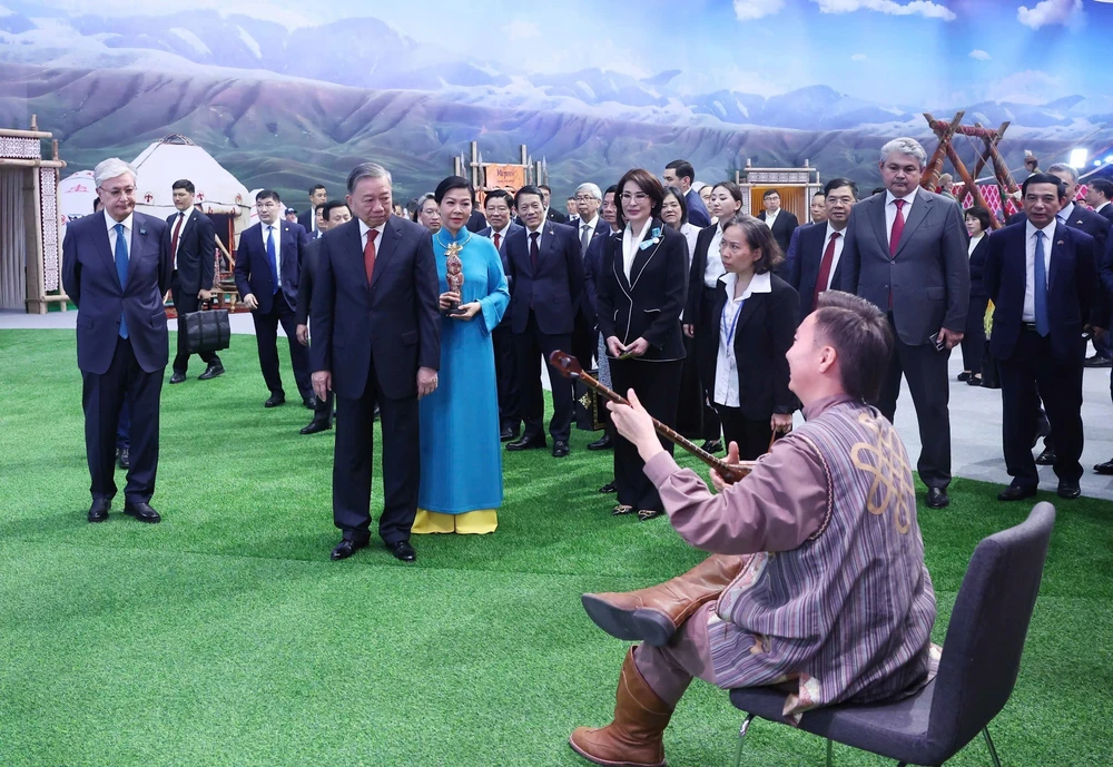 Tổng Bí thư Tô Lâm tham quan Làng Văn hoá Dân tộc Kazakhstan - Ảnh 6. Tổng Bí thư Tô Lâm tham quan Làng Văn hoá Dân tộc Kazakhstan - Ảnh 6.