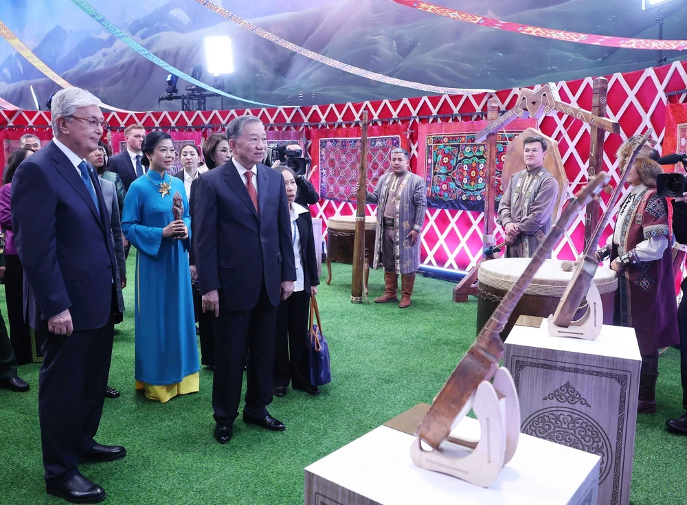 Tổng Bí thư Tô Lâm tham quan Làng Văn hoá Dân tộc Kazakhstan - Ảnh 2. Tổng Bí thư Tô Lâm tham quan Làng Văn hoá Dân tộc Kazakhstan - Ảnh 2.