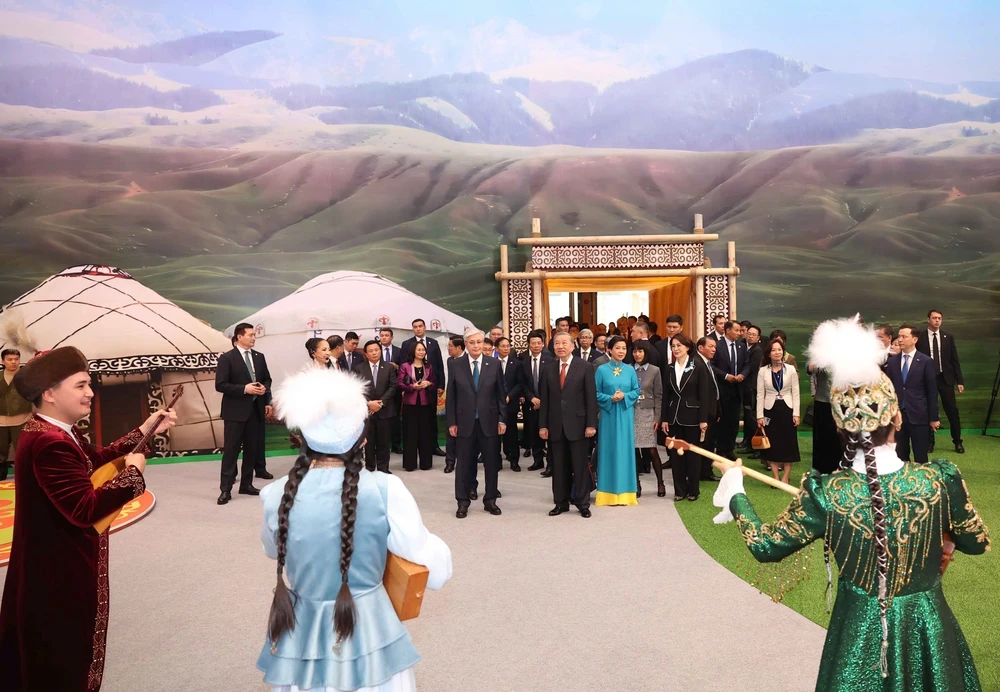 Tổng Bí thư Tô Lâm tham quan Làng Văn hoá Dân tộc Kazakhstan - Ảnh 1. Tổng Bí thư Tô Lâm tham quan Làng Văn hoá Dân tộc Kazakhstan - Ảnh 1.