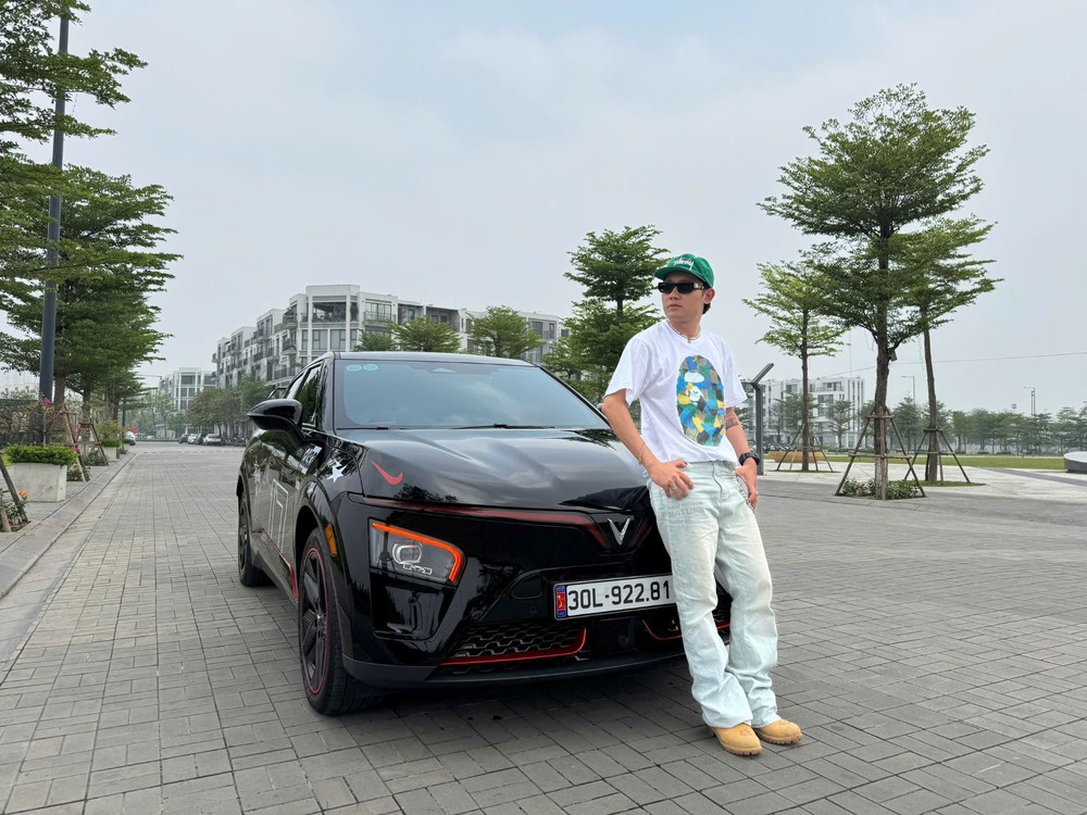 Gen Z làm ngành thời trang chạy VinFast VF 7: &quot;Động cơ mạnh là tính năng an toàn, tiết kiệm 5-6 triệu đồng/tháng so với xe xăng&quot; - Ảnh 1.