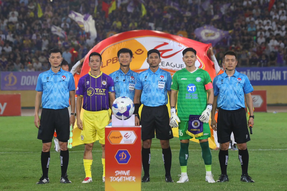 Trọng tài Thái Lan, Malaysia điều hành hai ‘trận cầu đinh’ vòng 22 V-League - Ảnh 1. Trọng tài Thái Lan, Malaysia điều hành hai ‘trận cầu đinh’ vòng 22 V-League - Ảnh 1.