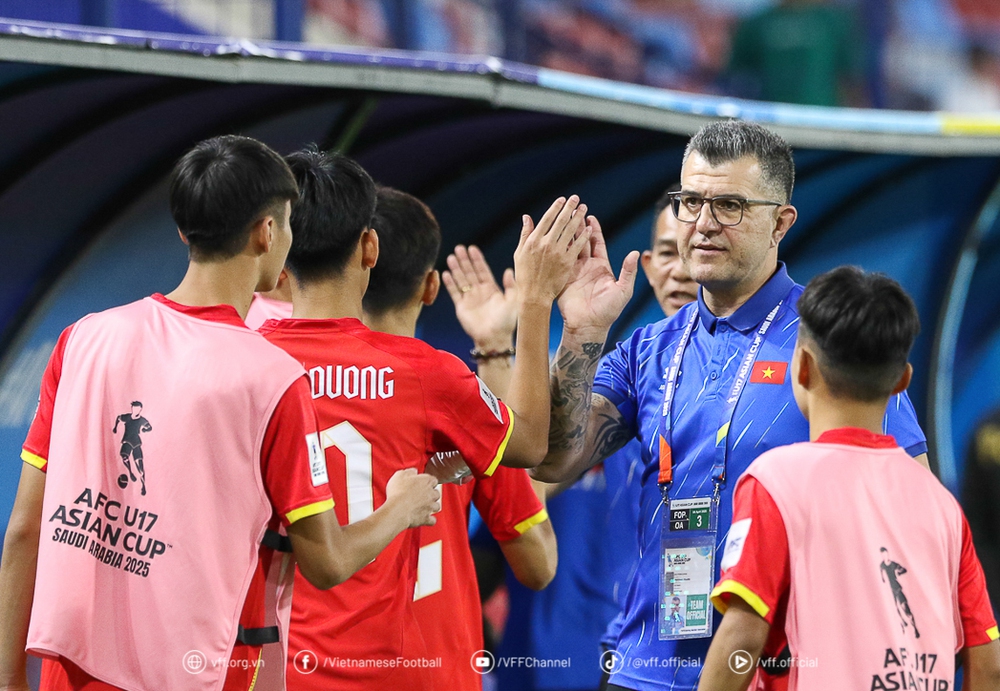 HLV Roland chốt danh sách U16 Việt Nam dự giải đấu có Australia, Trung Quốc và Saudi Arabia - Ảnh 1.