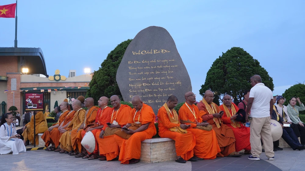 Đại lễ Phật đản Liên hợp quốc - Vesak 2025: Cầu nguyện hòa bình thế giới và trồng 108 cây Bồ Đề tại núi Bà Đen - Tây Ninh - Ảnh 9. Đại lễ Phật đản Liên hợp quốc - Vesak 2025: Cầu nguyện hòa bình thế giới và trồng 108 cây Bồ Đề tại núi Bà Đen - Tây Ninh - Ảnh 9.