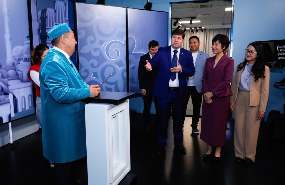Tổng giám đốc TTXVN thăm, làm việc tại Tổ hợp Phát thanh và Truyền hình Kazakhstan - Ảnh 2.