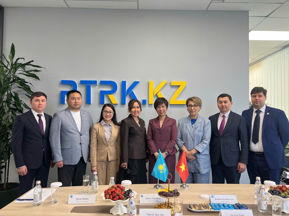 Tổng giám đốc TTXVN thăm, làm việc tại Tổ hợp Phát thanh và Truyền hình Kazakhstan - Ảnh 1.